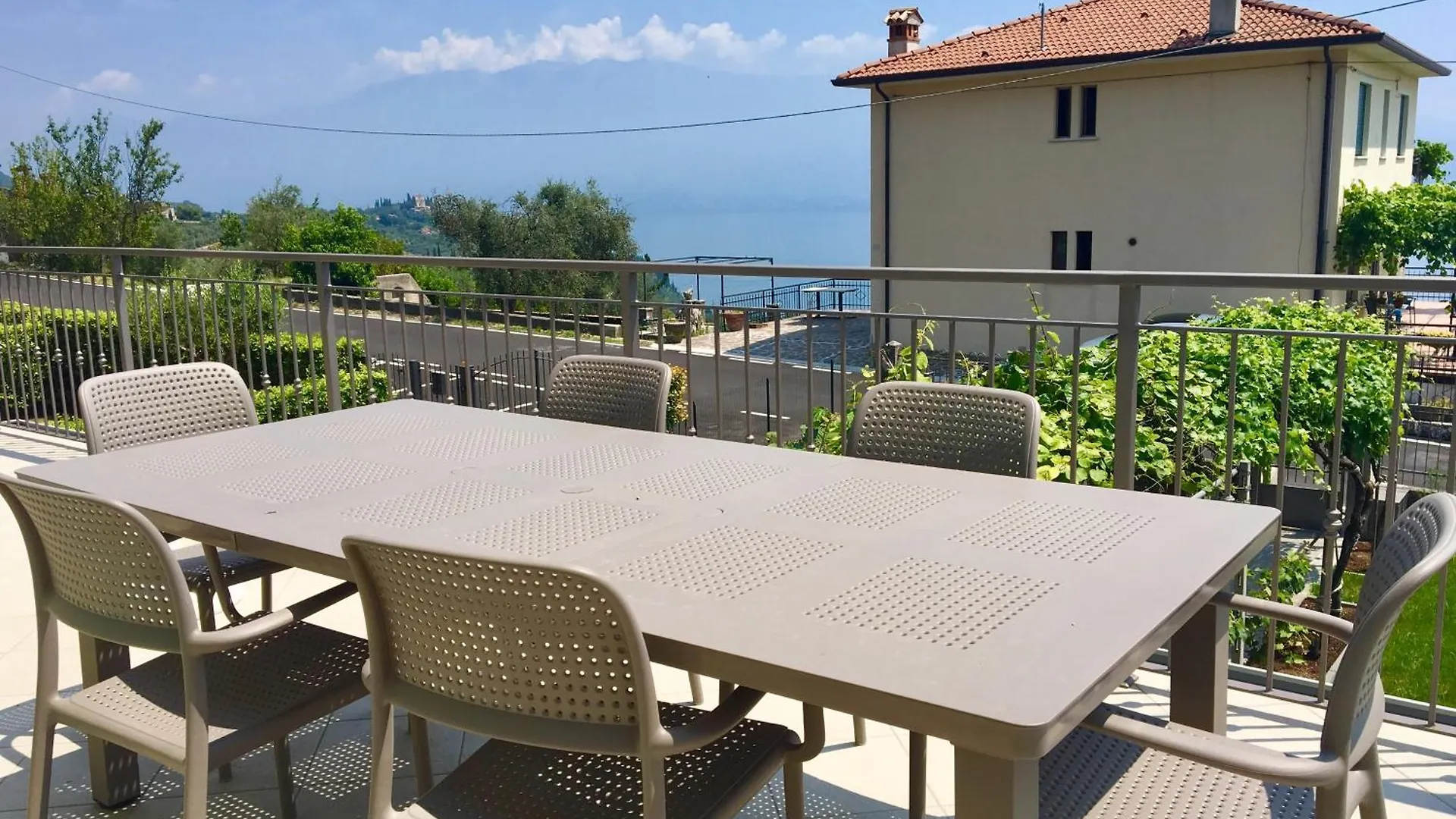 Casa Con Ampio Terrazzo, Vista Lago E Giardino Toscolano Maderno Holiday home