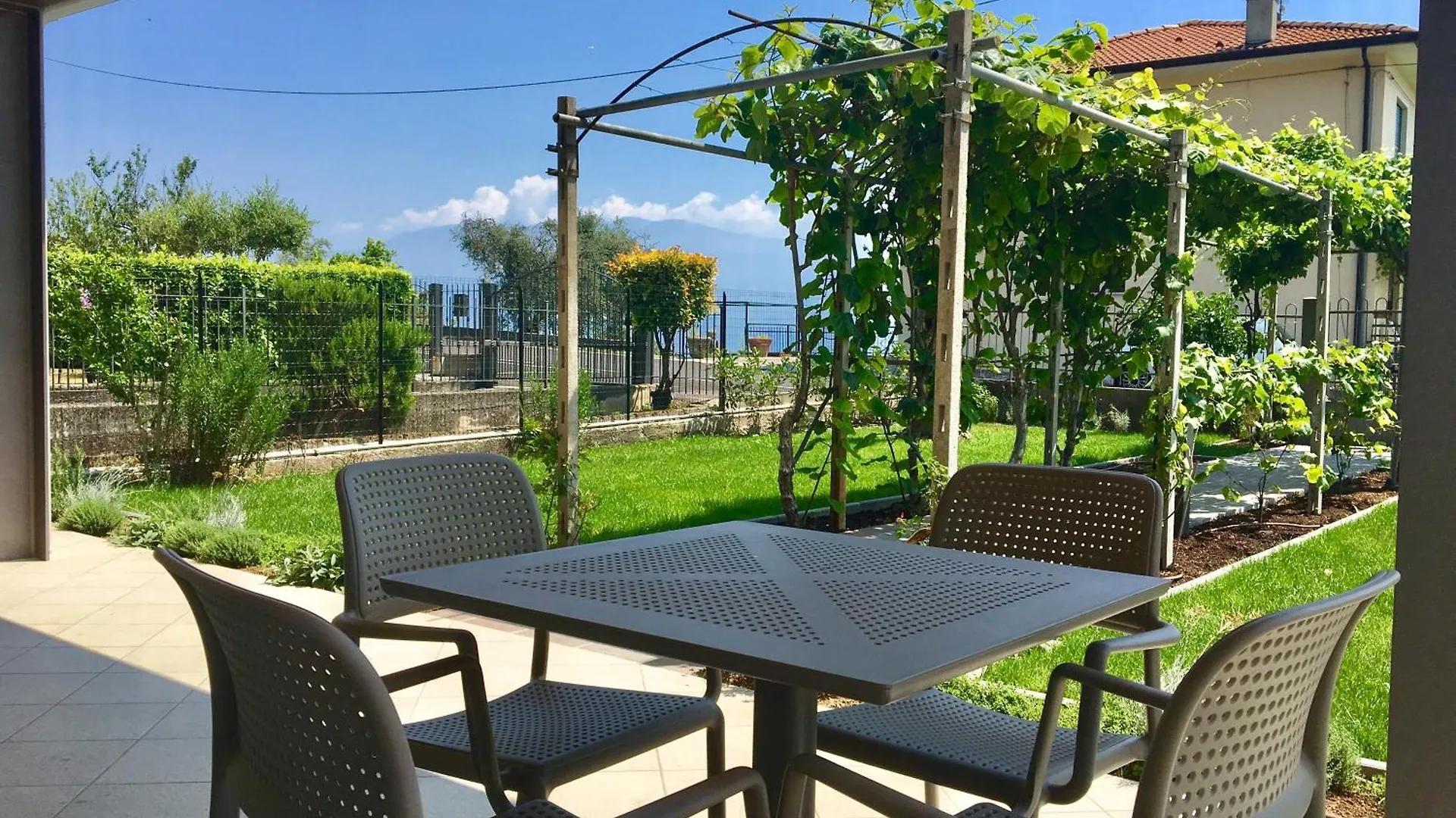 Casa Con Ampio Terrazzo, Vista Lago E Giardino Toscolano Maderno 0*,  Italy