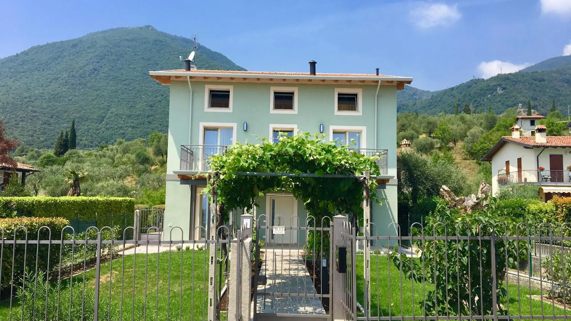Casa Con Ampio Terrazzo, Vista Lago E Giardino Toscolano Maderno