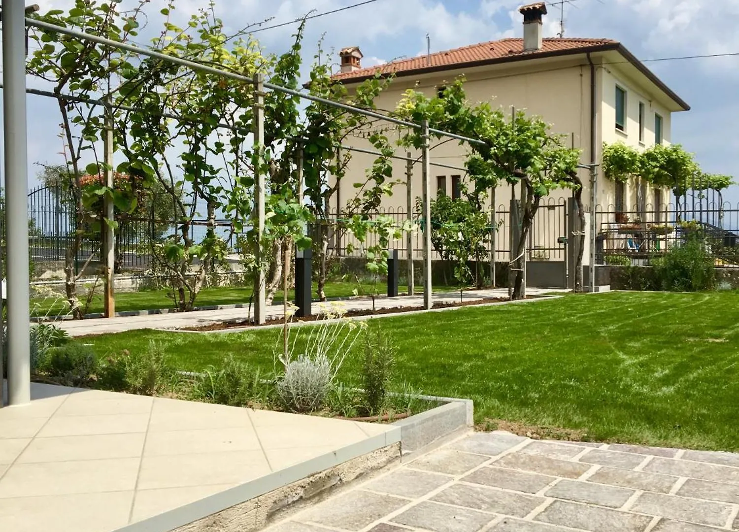 Casa Con Ampio Terrazzo, Vista Lago E Giardino Toscolano Maderno