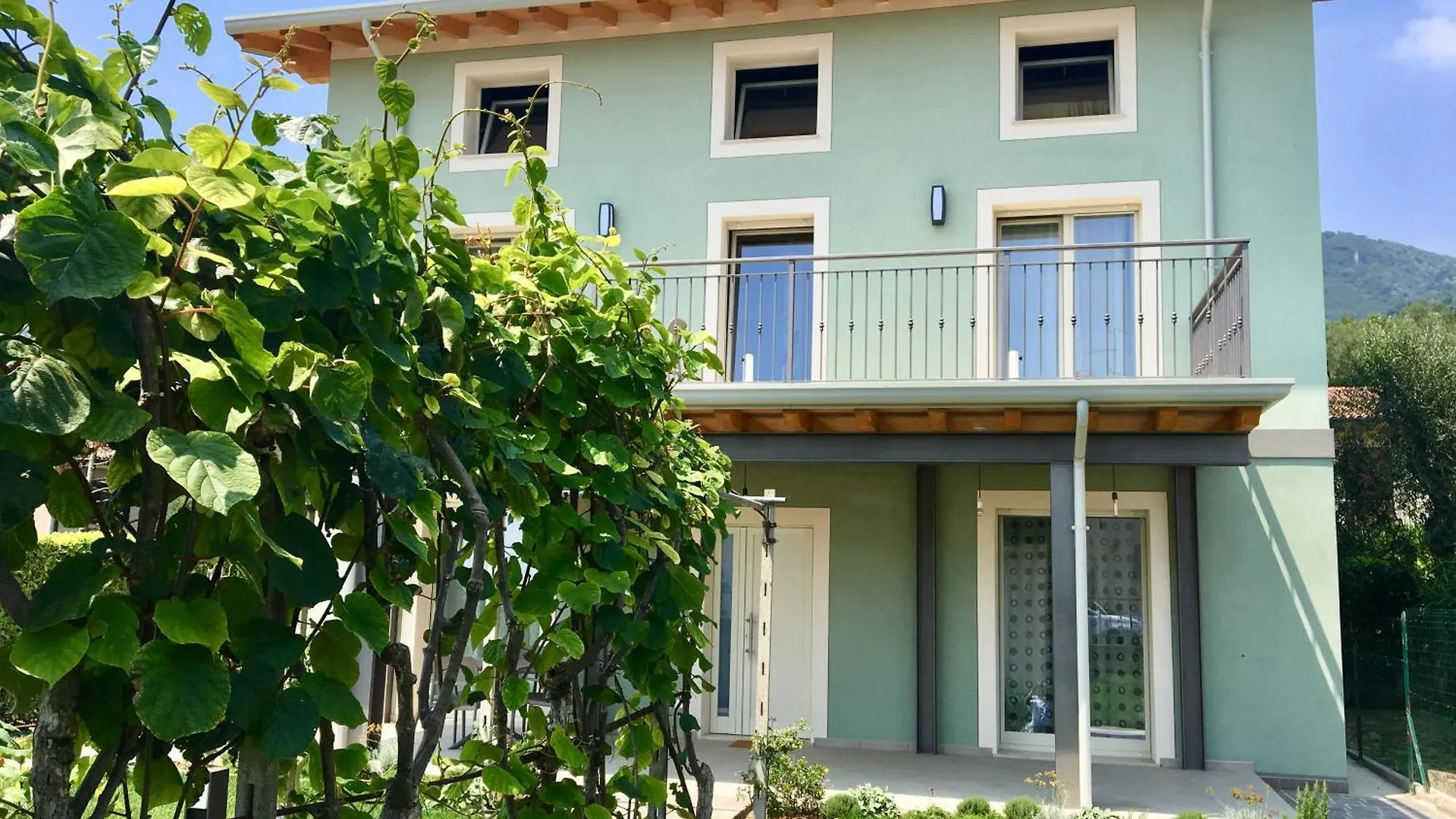 Casa Con Ampio Terrazzo, Vista Lago E Giardino Toscolano Maderno Italy
